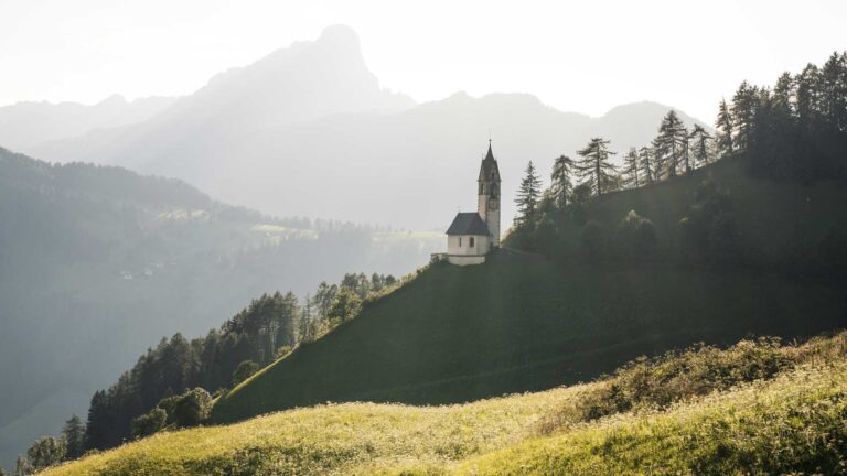 Kleinfein-Hotels-Suedtirol-Regionen-und-Orte-Alta-Badia-Landschaft-IDM-c-Alex-Moling