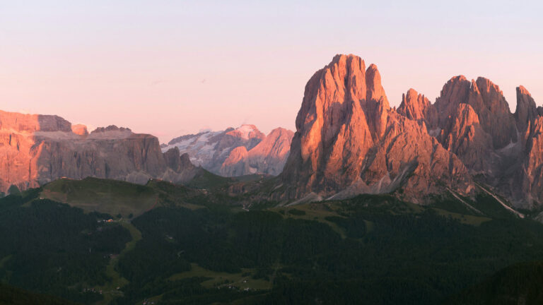 Kleinfein-Hotels-Suedtirol-Regionen-und-Orte-Groeden-Landschaft-Sonnenuntergang-IDM-c-Tobias-Kaser