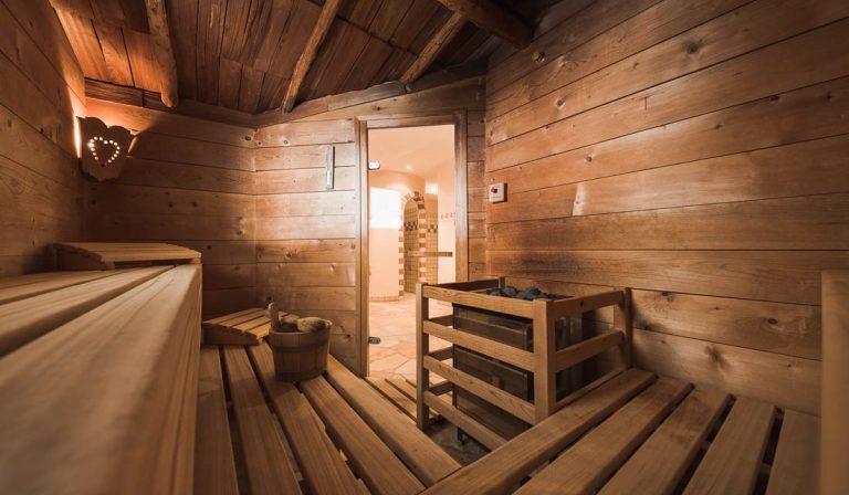 a room with a wooden wall and a wooden tub